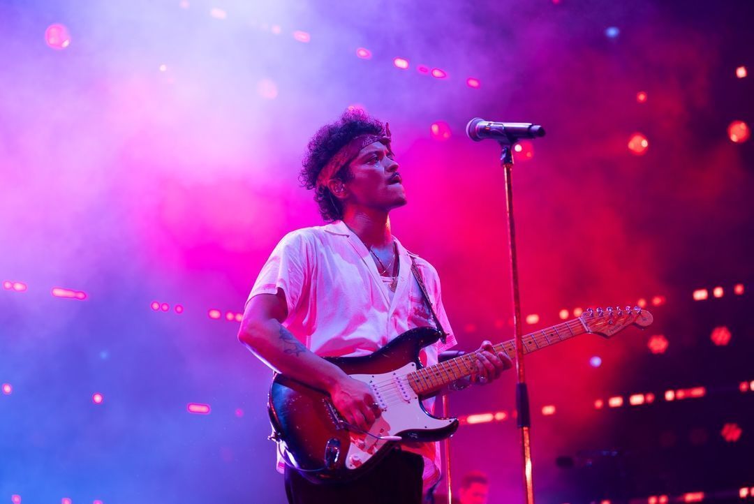 bruno-mars-realiza-ultimo-show-da-turne-brasileira-nesta-terca-feira-(5)