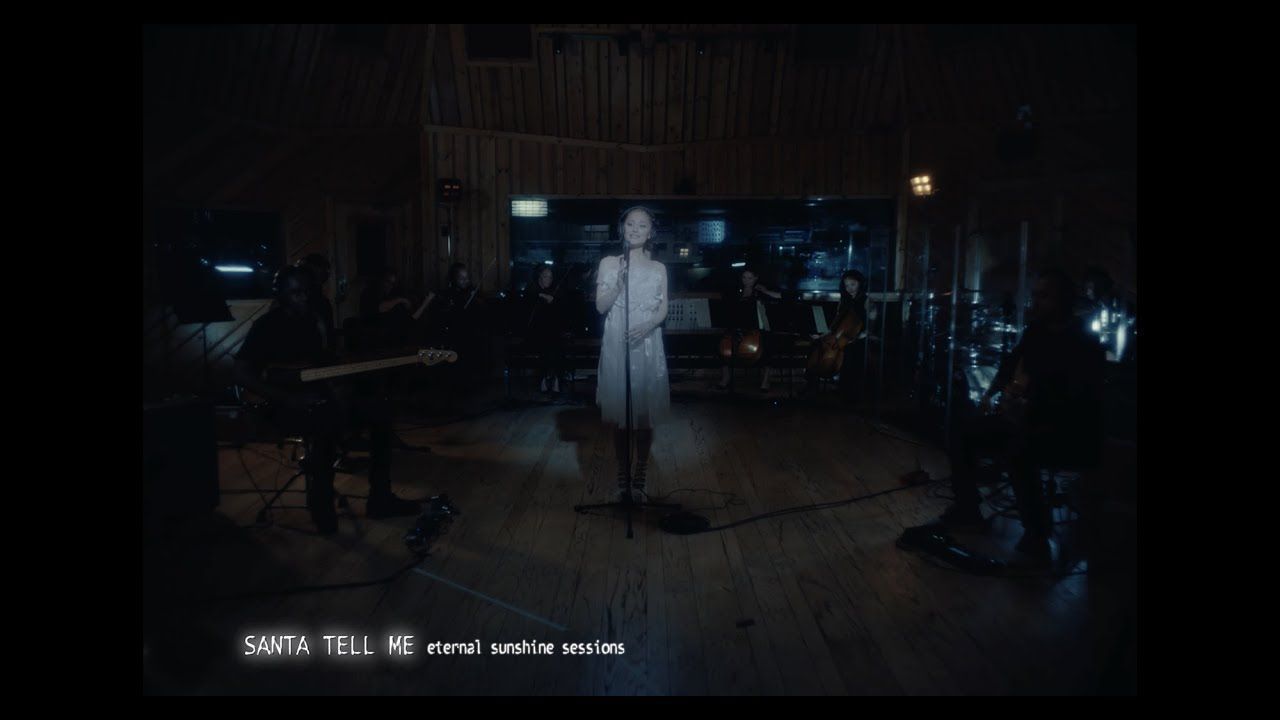 ariana-grande-celebra-10-anos-de-“santa-tell-me”-com-performance-ao-vivo;-veja
